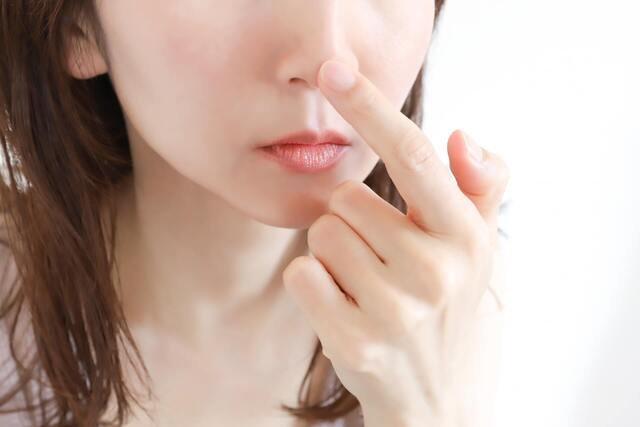 毛穴が目立つ理由、開きとたるみの違いは？