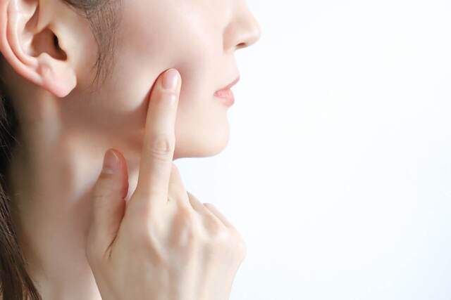 なぜ年齢とともに毛穴が目立つようになるのか？肌構造と加齢の影響